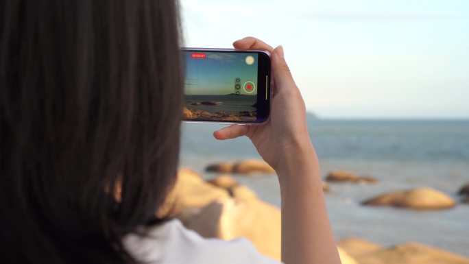 美女在海边拍视频拍大海风景风光拍照录视频