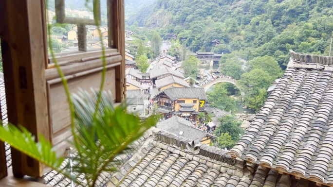 中式古镇窗外的风景