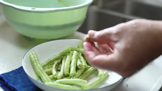 4K实拍，南方家庭洗豆角掰豆角摘豆角。