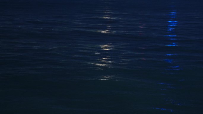 夜晚湖面水面海面灯光波光粼粼俯拍特写波纹