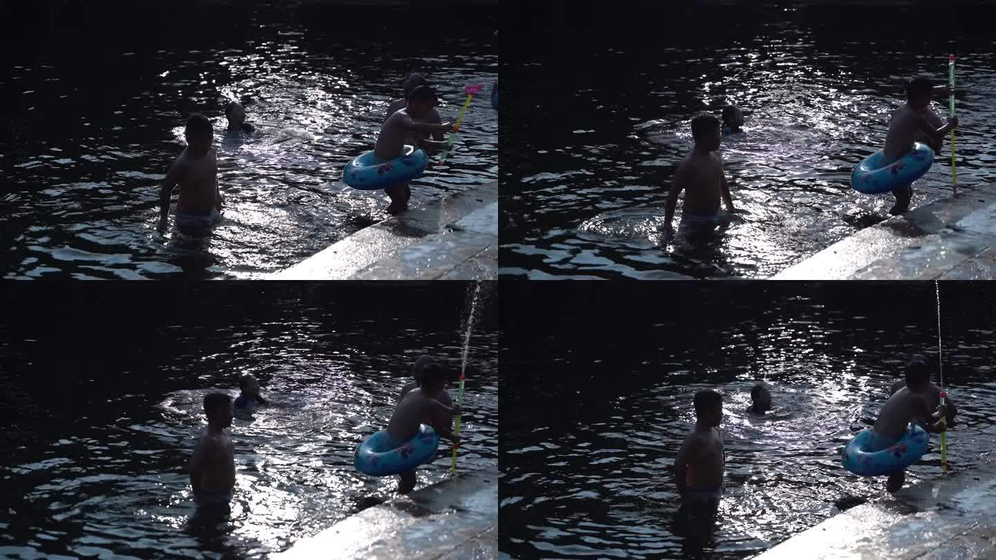 夕阳余晖里在河里戏水玩耍的孩子们