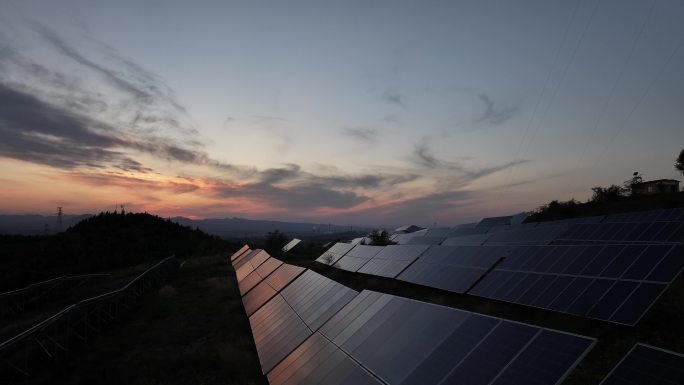 航拍夕阳下山顶的光伏太阳能发电板