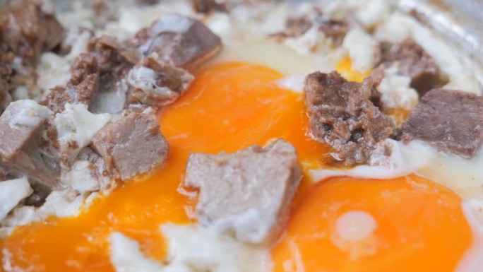 土耳其炒鸡蛋和铜锅烤肉