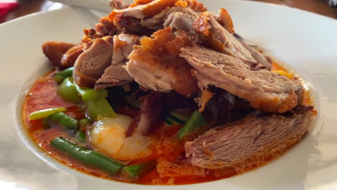 传统泰式红咖喱脆皮鸭配菜，正宗泰式餐厅，4K拍摄