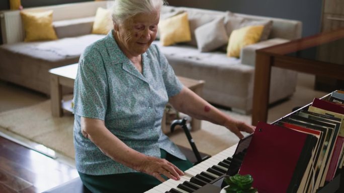 一位80年代的老妇人弹奏完钢琴后合上钢琴