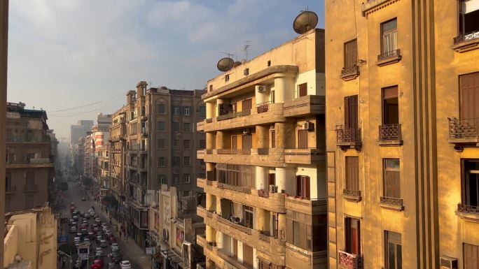 2023年，埃及开罗:鸟瞰图，老开罗美丽的建筑，有阳台和街景全景。公寓房屋建筑