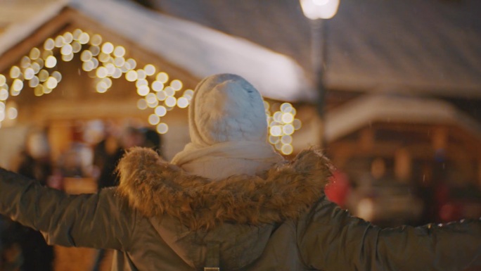 SLO - MO相机围绕圣诞市场上一个快乐的女人旋转