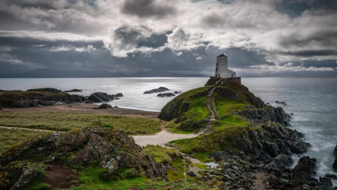 威尔士海岸线与兰德温(Tŵr Mawr)灯塔，安格尔西岛-英国