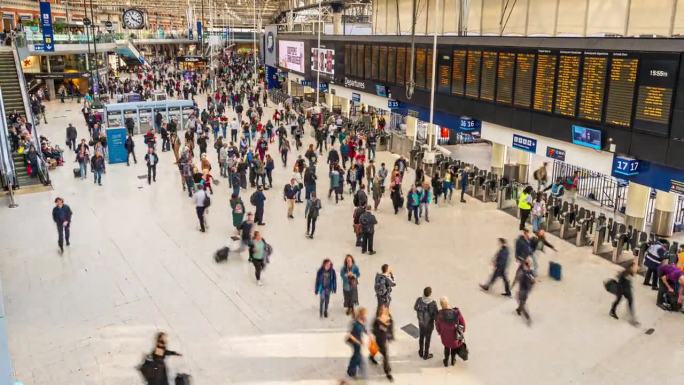 英国，英国，英国，伦敦市中心滑铁卢车站拥挤的通勤人群