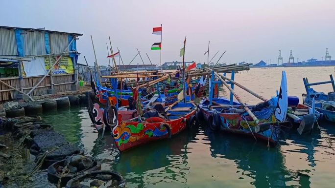 活动渔船沿坦巴克洛洛克海岸，三宝垄市，中爪哇在下午晚些时候出海