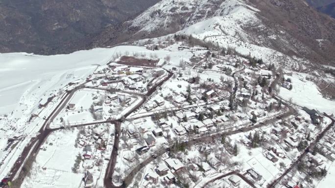 智利，高海拔轨道建立了充满雪的Farellones山村，生态友好的街道和房屋
