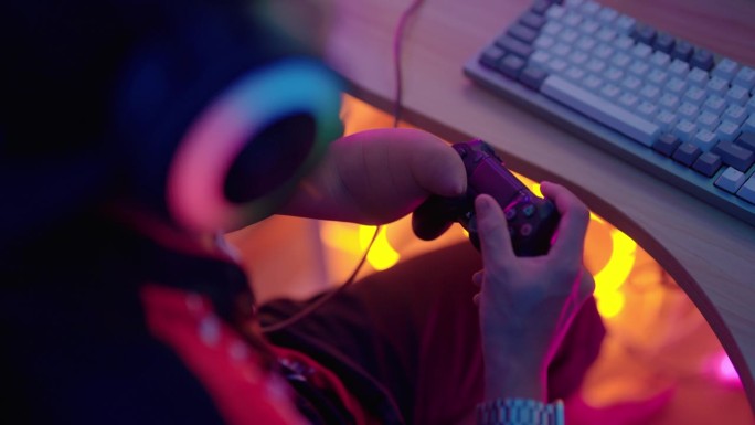 残障玩家在电脑上玩网络游戏。