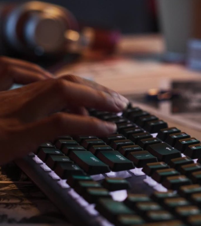 垂直屏幕:黑人女性双手在键盘和显示器上工作的特写镜头。创意游戏开发或动画机构的女性手部打字女销售经理