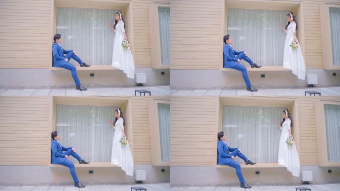 新郎新娘在阳台上相视而笑。