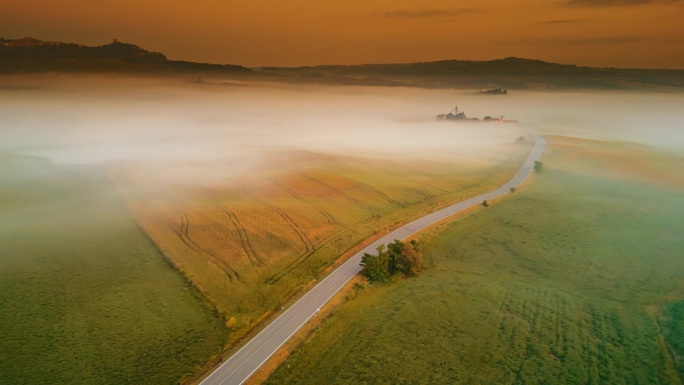 无人机视角下的雾气笼罩着田园诗般的乡村风景