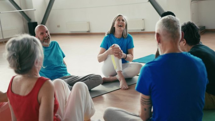 一群成熟的朋友在瑜伽后因有趣的故事而开怀大笑
