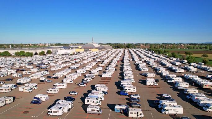 在一年一度的露营车展览(Salone del camper)上，从停车场俯瞰许多房车。自由旅行的最佳