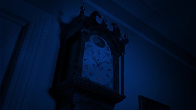 扭曲可怕的阴影和闪电击中了一个古老的落地式大钟
