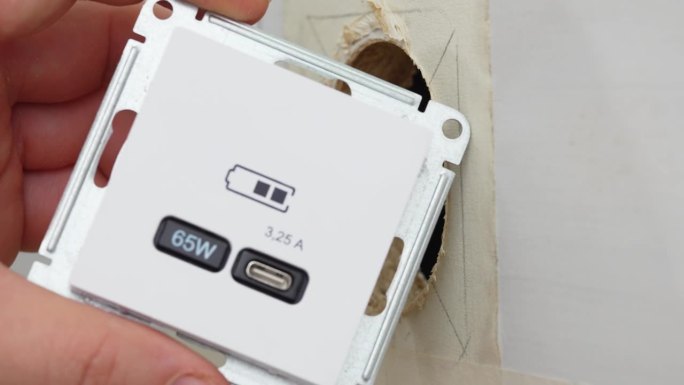 床头安装USB Type-C接口，为设备充电。
