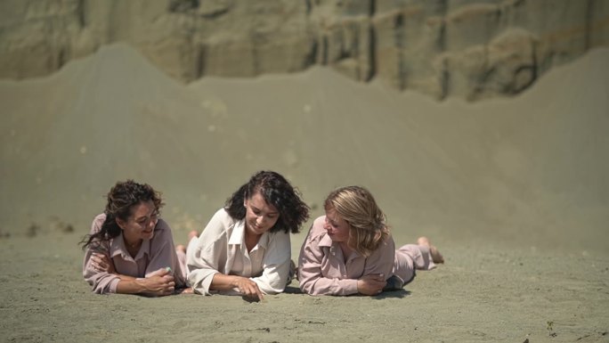 沙漠里的三个女人