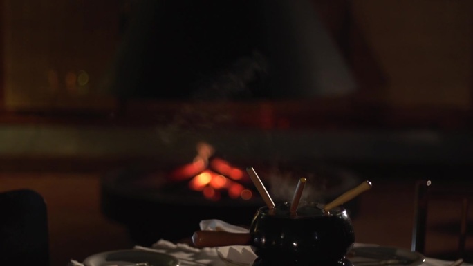 寒冷的夜晚，围着壁炉吃火锅