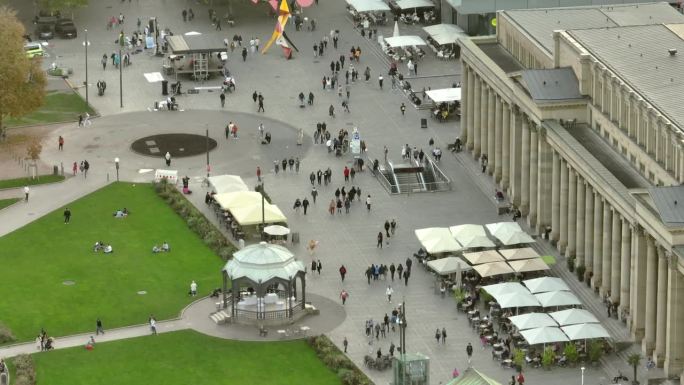 白天斯图加特市中心拥挤的行人广场航拍全景4k德国