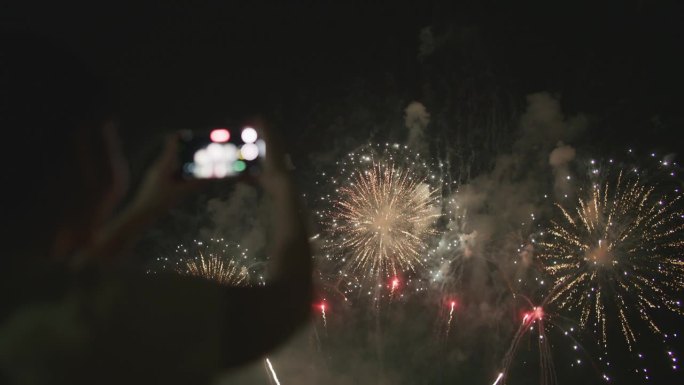 拍摄烟花爆炸的照片