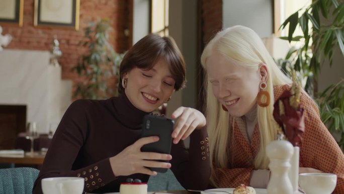 年轻女性用智能手机看搞笑视频