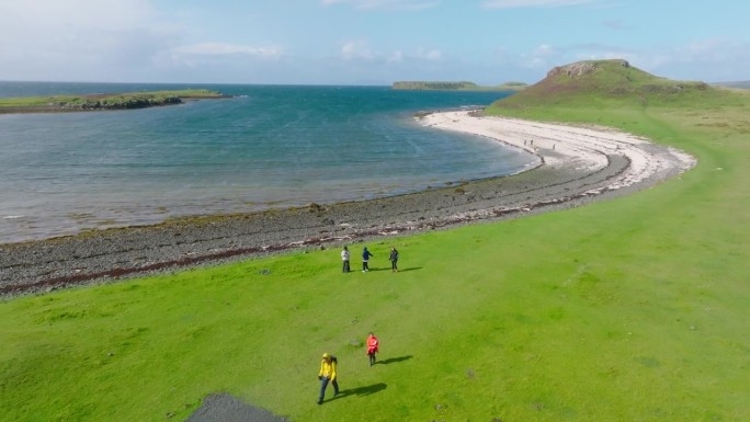 阳光明媚的一天，无人机拍摄的珊瑚海滩(苏格兰斯凯岛)