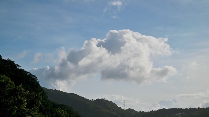 在山顶上，有一朵缓慢移动的白云。