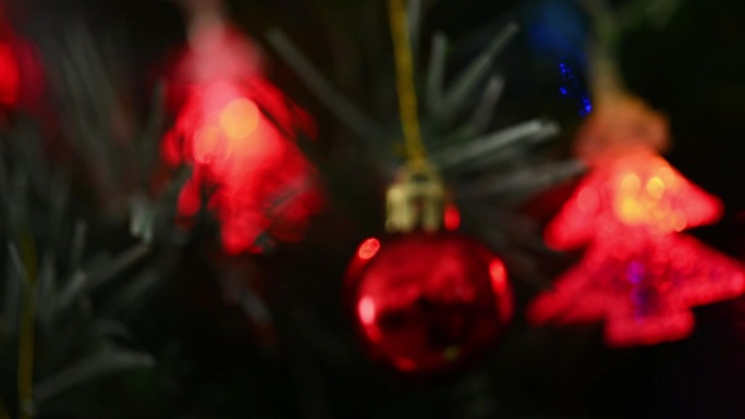模糊的场景，圣诞装饰装饰在圣诞树上用美丽的灯光庆祝