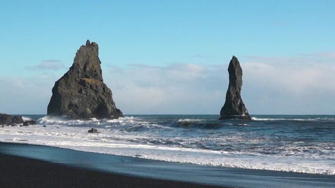 大西洋上的大悬崖。冰岛。大西洋的海浪。狂野的大西洋海岸。黑色火山海岸悬崖。石礁和海水