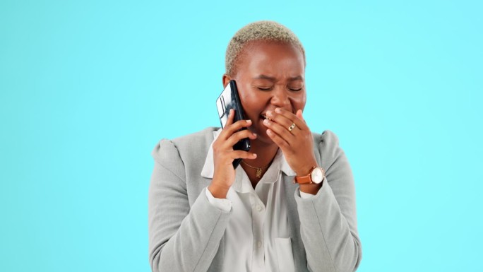 电话，笑声和脸的黑人妇女在蓝色背景笑，微笑和快乐的工作室。交流，网络和女孩在智能手机上有趣的谈话，在