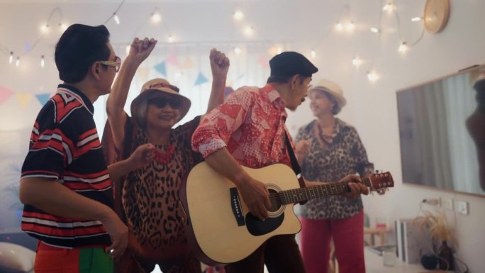 一群高年级学生在家庭聚会上一起弹吉他和跳舞。