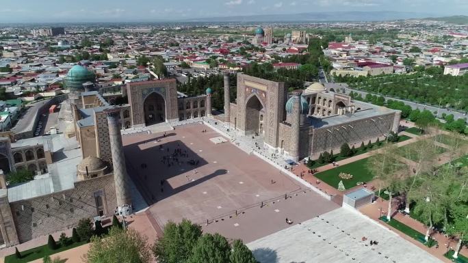 在一个阳光明媚的日子里，乌兹别克斯坦撒马尔罕，从无人机上拍摄的雷吉斯坦综合体全景