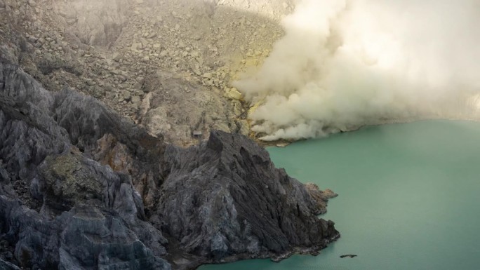 卡瓦伊真火山火山口的延时日出景象。卡瓦伊真火山是复合火山，硫磺矿是印度尼西亚东爪哇Banyuwang