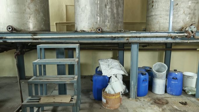 肥皂厂内带有相互连接管道的工业储罐