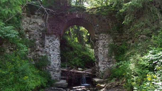 山林里一条小河上的老石拱桥被毁了