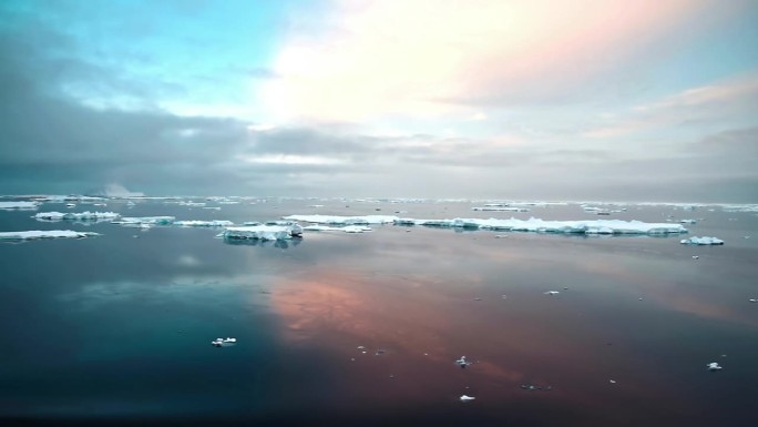 漂浮在海面上的冰冰水水面景色