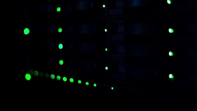 存储服务器LED灯在黑暗的数据中心机架。