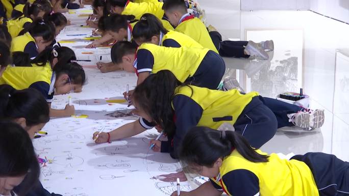 百名小学生集体作画在长卷上绘画祝福祖国