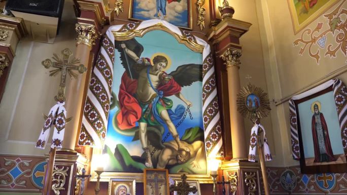 希腊天主教堂圣像雕像上的大天使米迦勒圣像。乌克兰的教堂和寺庙。