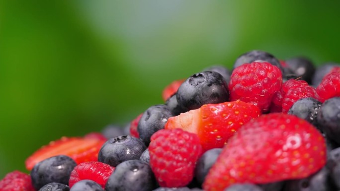多汁的红草莓，覆盆子和蓝莓。混合物