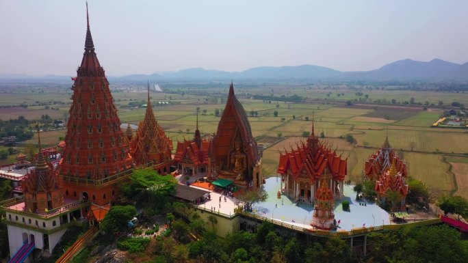 鸟瞰佛塔顶部，金佛山(Wat Tham Seua)泰国寺庙在北碧府。