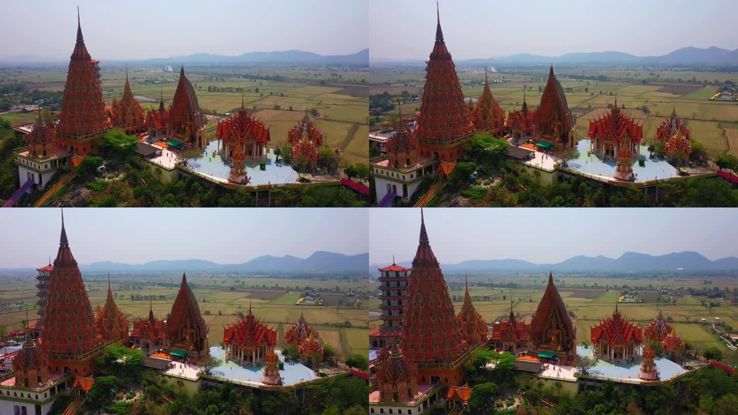 鸟瞰佛塔顶部，金佛山(Wat Tham Seua)泰国寺庙在北碧府。