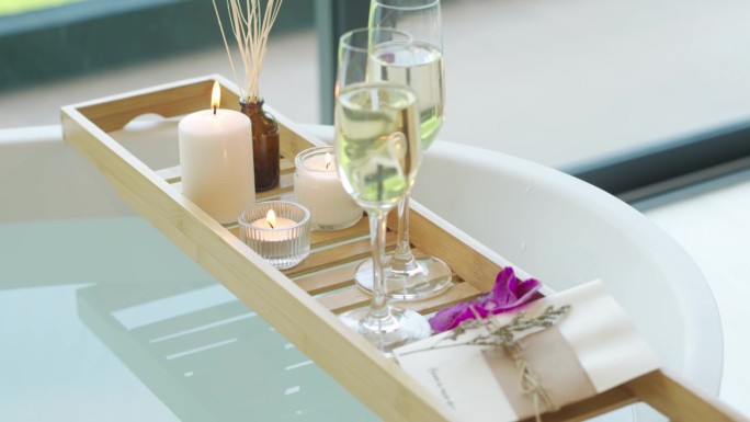 浪漫的浴室套装，2杯葡萄酒，蜡烛和香薰棒