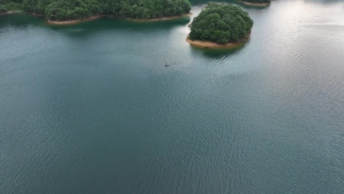 一个男人在湖里玩划桨冲浪