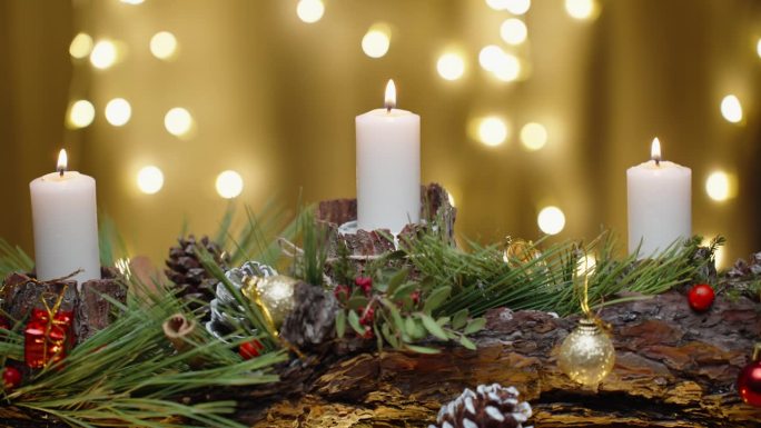 圣诞节家庭装饰。在树皮状的木架上放着装饰的蜡烛。滑块。