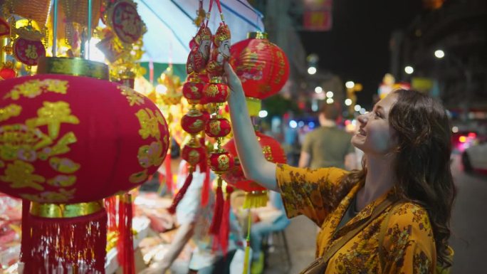 一名妇女在曼谷唐人街挑选中国装饰品