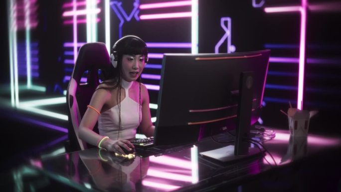 一名专注的日本年轻女子在科技先进的房间里玩电脑游戏，房间里有未来主义的霓虹灯背景。科幻，网络技术和游